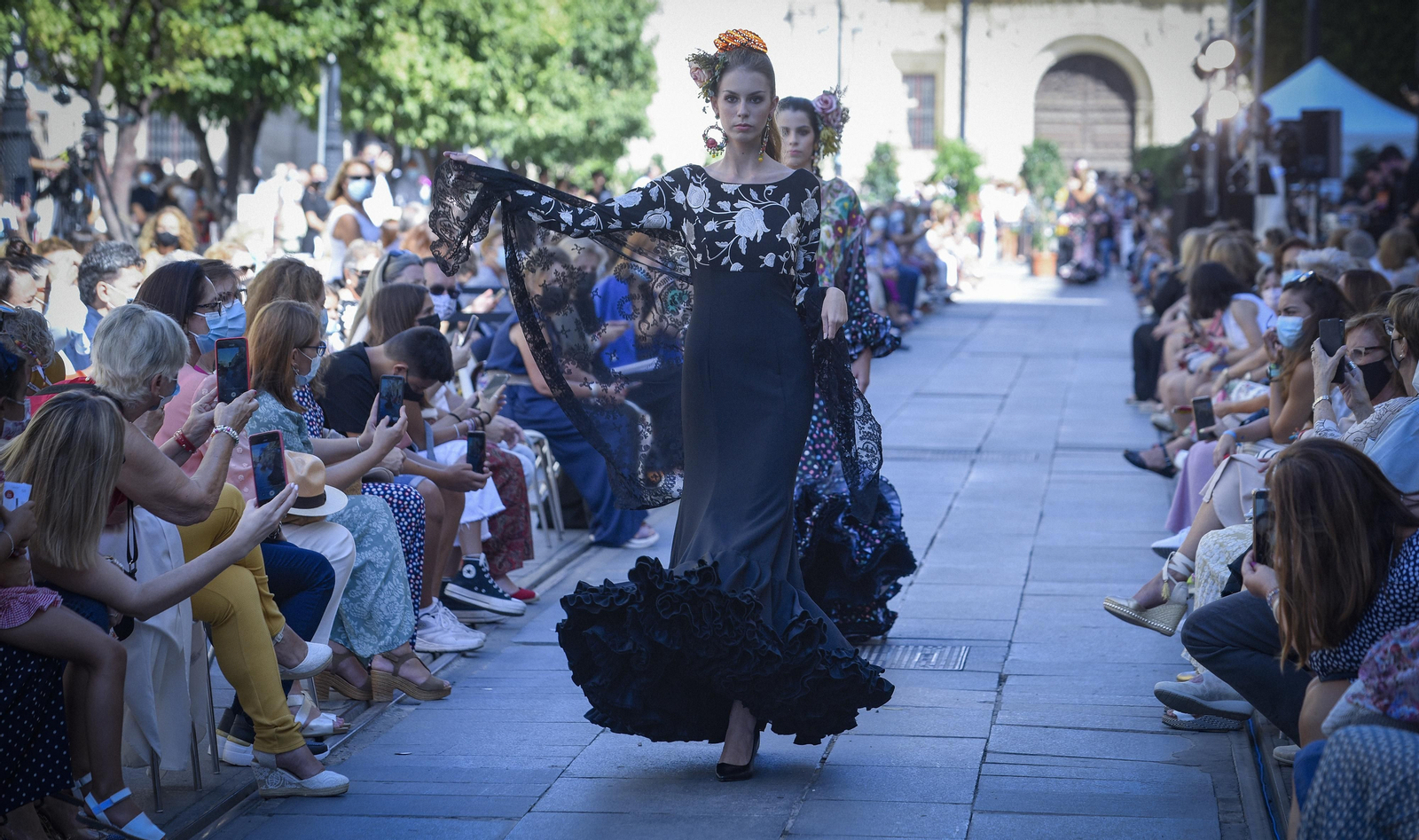 El desfile de moda flamenca de la Avenida de la Constitución, en imágenes