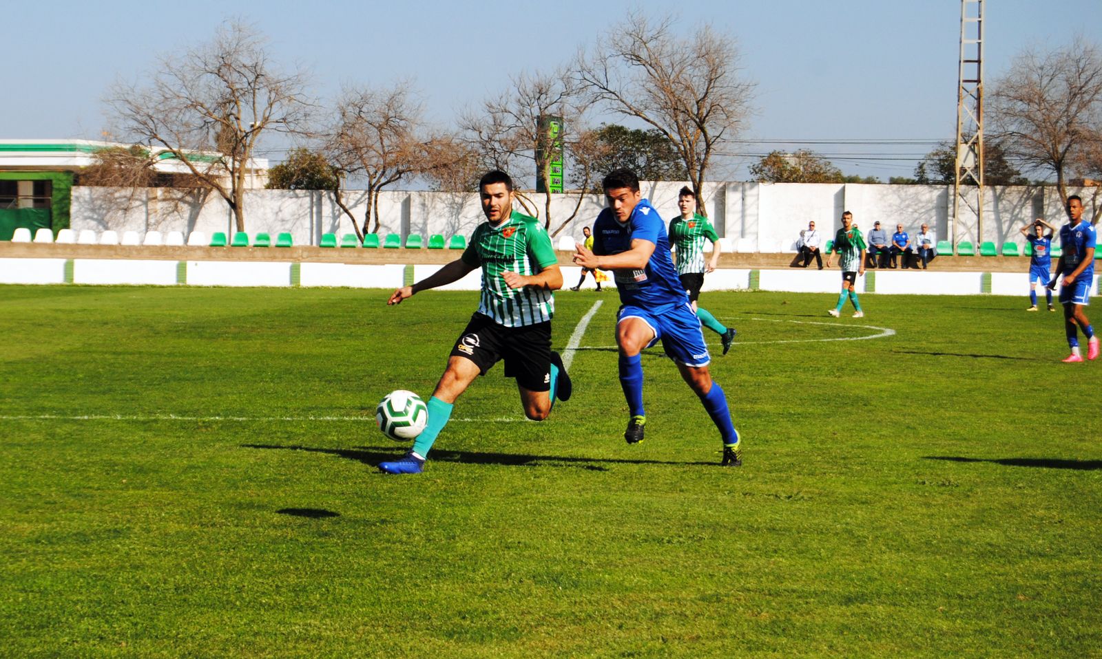 Felipe pelea con Quini por un balón en el partido entre la Olímpica Valverdeña y el Canela.