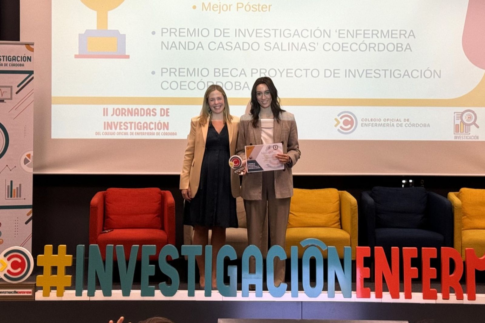 Alicia Saldaña, recibiendo el premio de manos de la presidenta del Colegio de Enfermería de Córdoba.