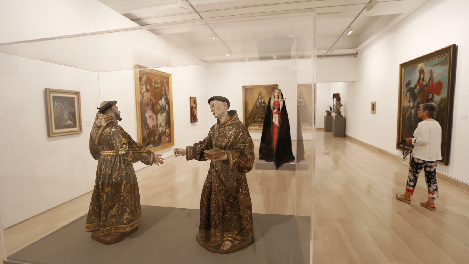 En primer término, tallas anóminas de San Francisco de Asís y San Francisco de Padua.