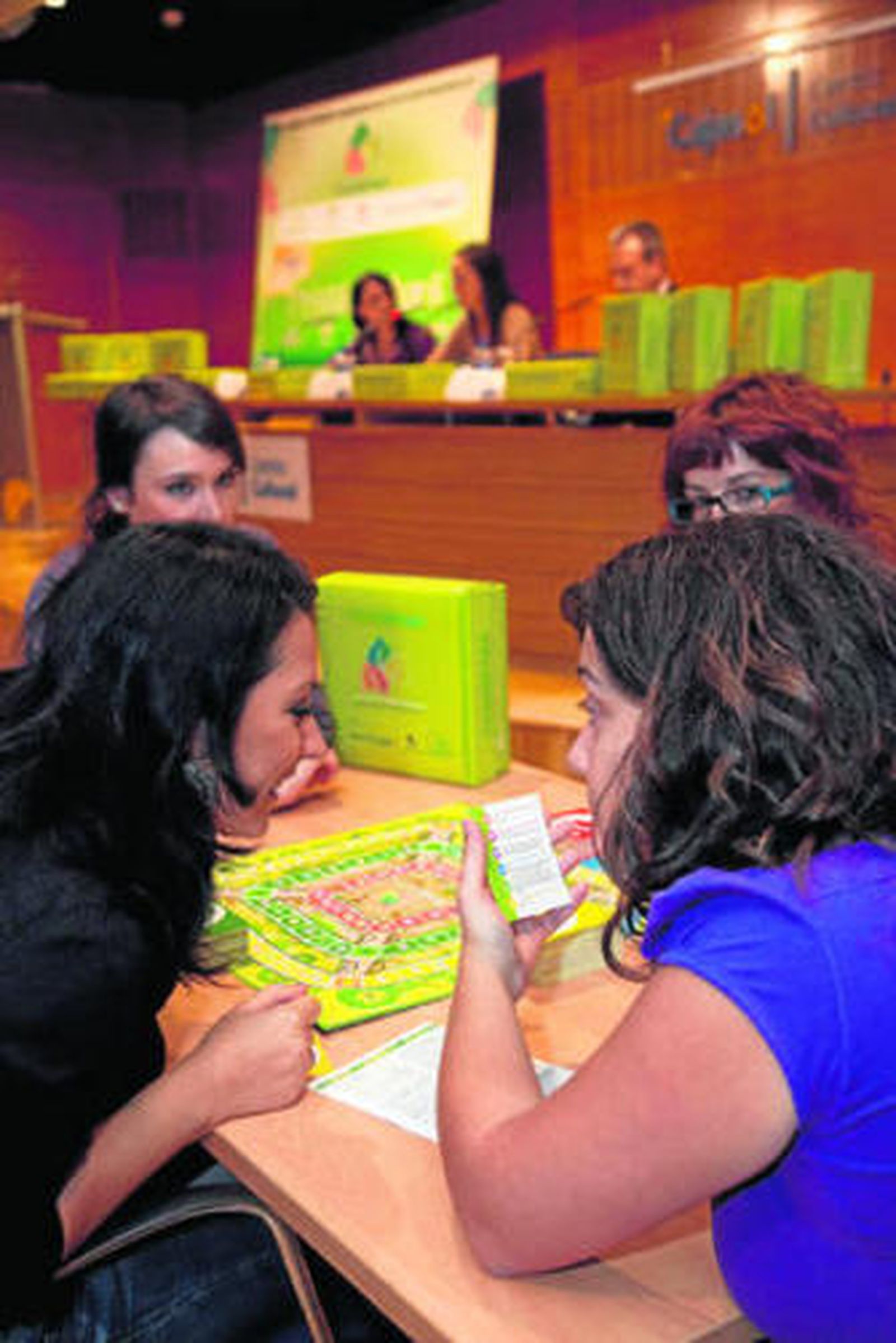 Unas jóvenes juegan a Trivianatura, durante su presentación.