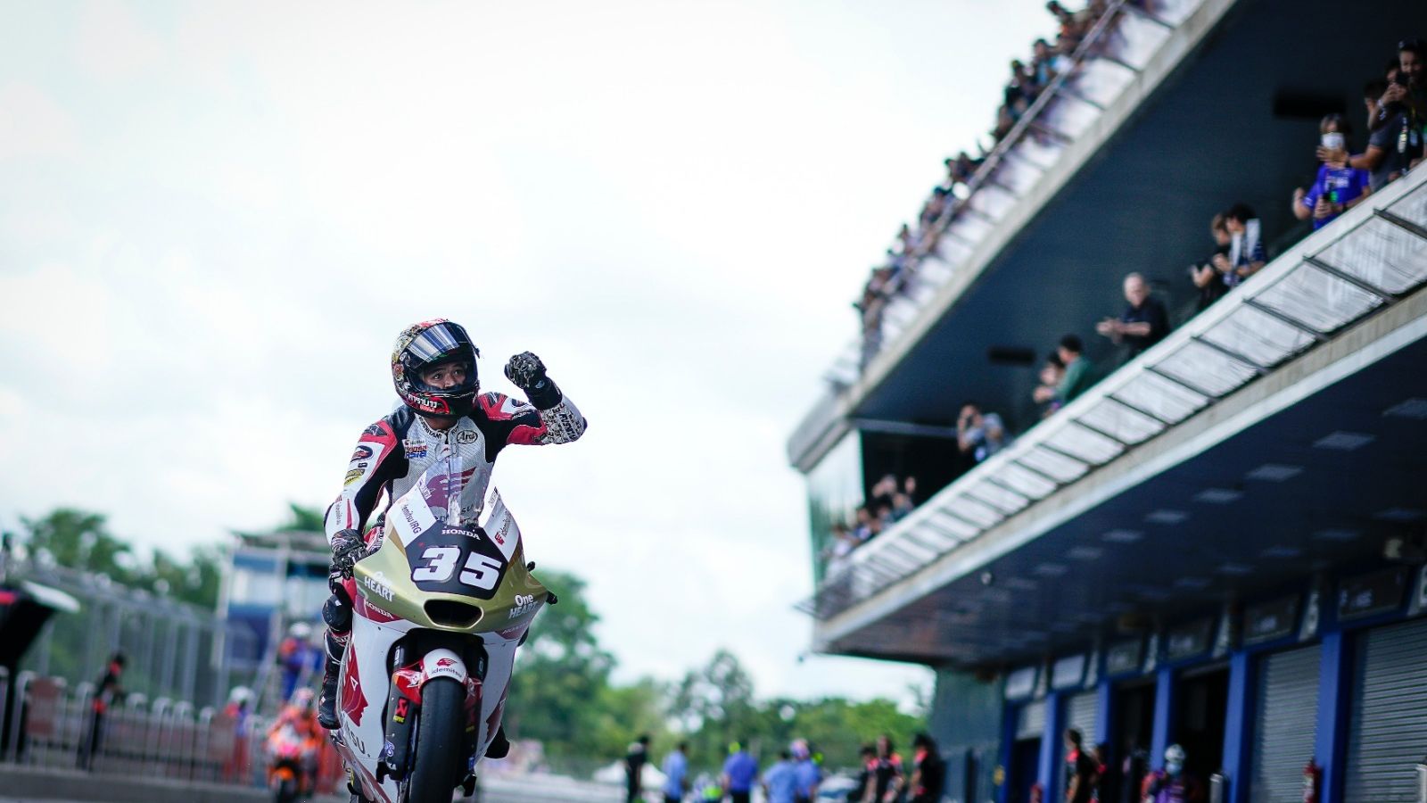 Chantra celebra su histórica pole en ''casa en Moto2.