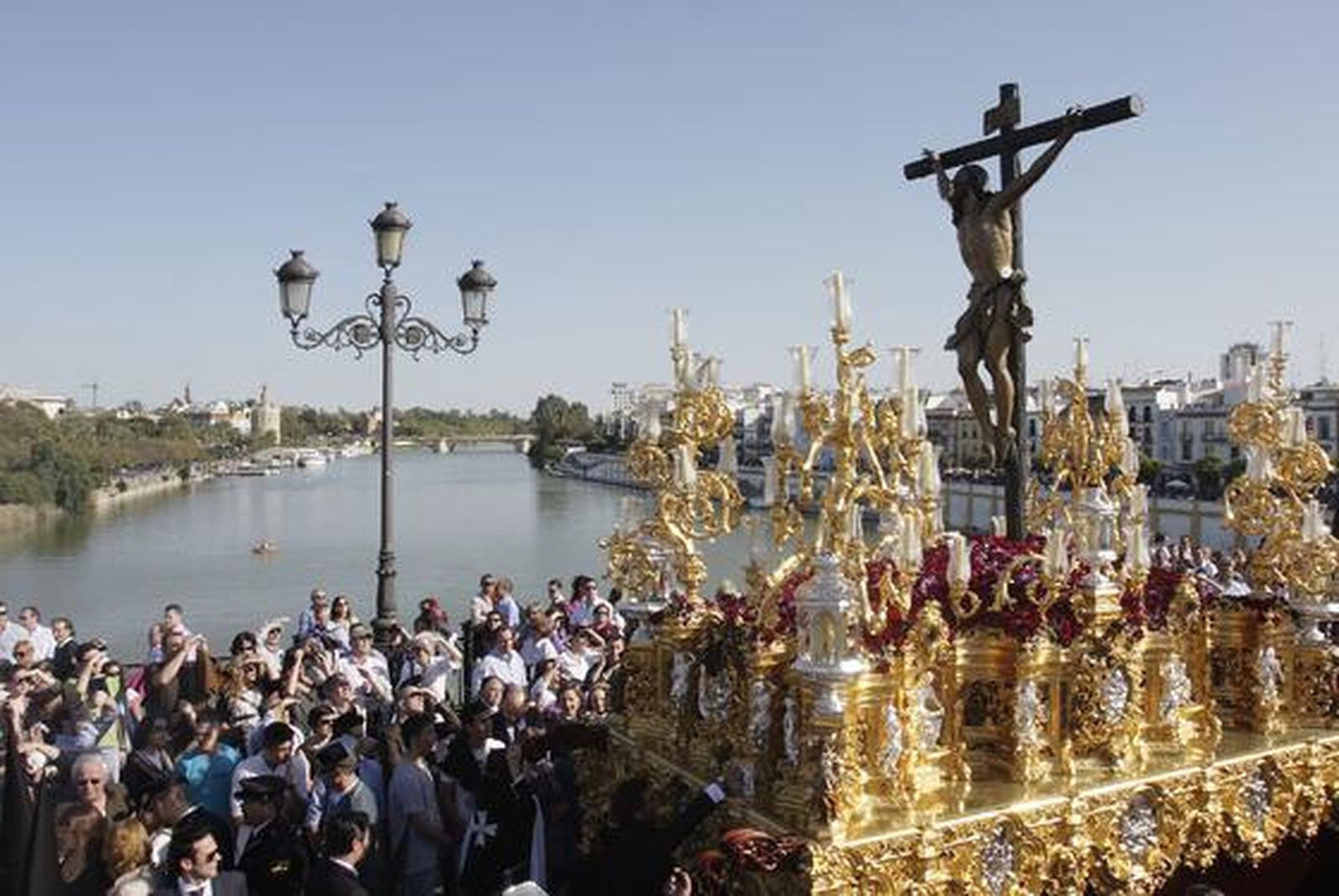 El Cachorro llena de belleza el Puente de Triana

Foto: Jose Angel Garcia