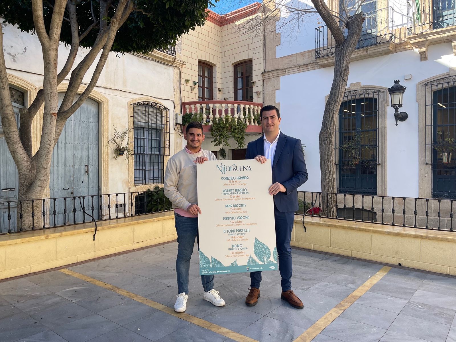 Alcalde y concejal de cultura con el cartel de 'Níjar Suena'