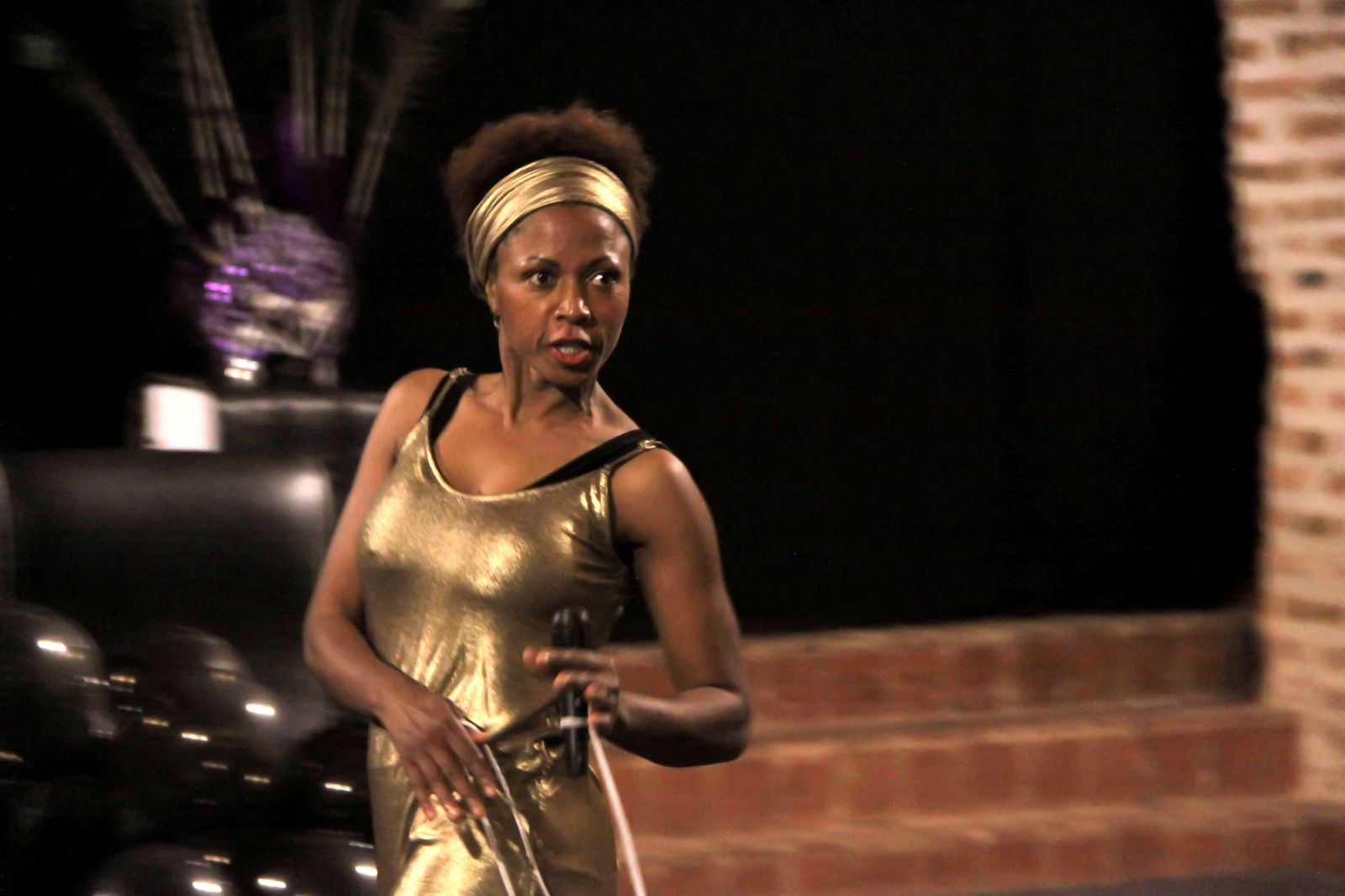 Viviane Araujo, en un ensayo durante la residencia artística en Alanís de la Sierra.