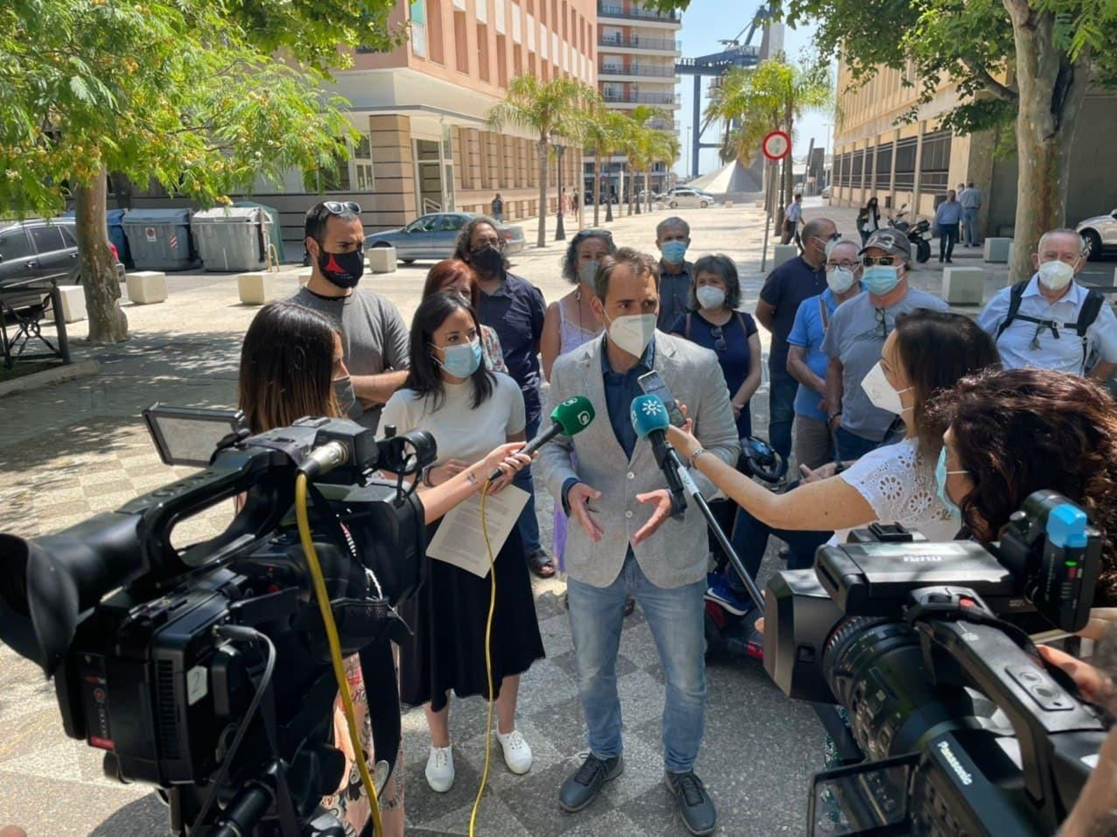 El coordinador regional de IU, Toni Valero, presenta la PNL en defensa de Airbus Puerto Real.