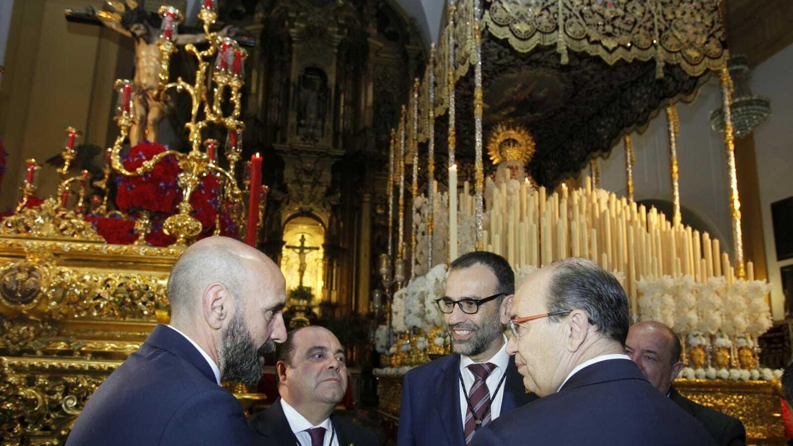 Monchi y Castro charlan con miembros de la Hermandad de San Bernardo tras la ofrenda floral.