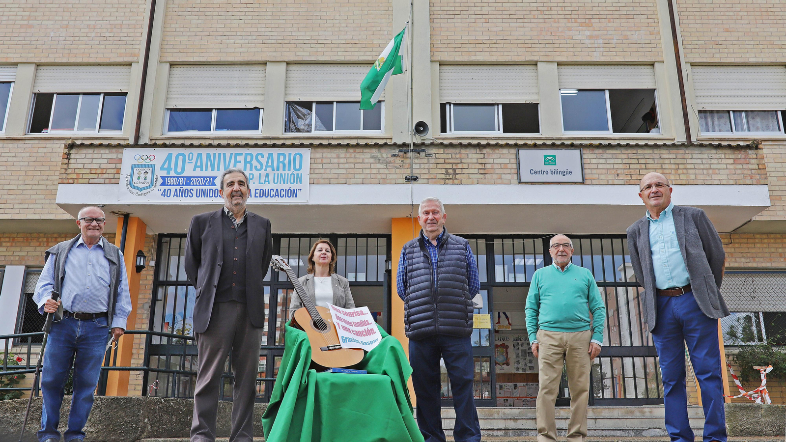 De los 7 directores que ha tenido el centro, sólo uno ha fallecido. La ausencia de Gaspar Sánchez fue recordada en la imagen para Diario de Jerez con una guitarra y un texto en el que se podía leer, ‘Una sonrisa, una mano tendida y una canción’, tres de las características que definían a este docente, muy querido por sus compañeros. En la foto, de izquierda a derecha: Rafael Caro, José María Yanuza, Lourdes Cano, Pepe Gil, Ángel María Díez y Tomás Yuste