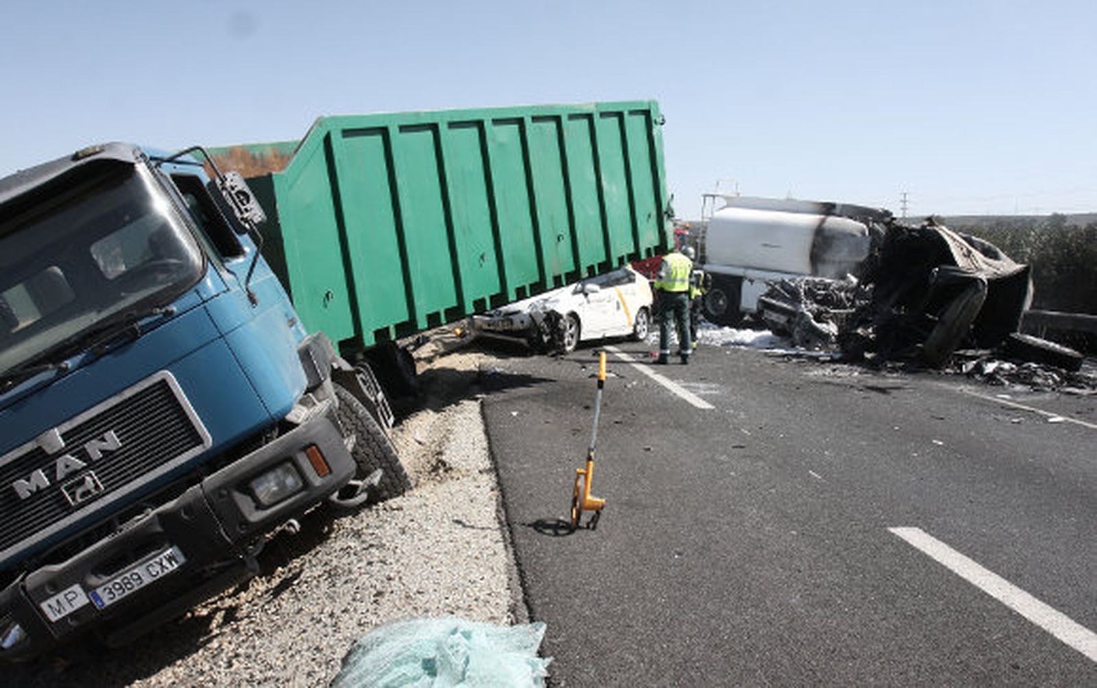 Un accidente entre dos camiones y un taxi corta la A-49