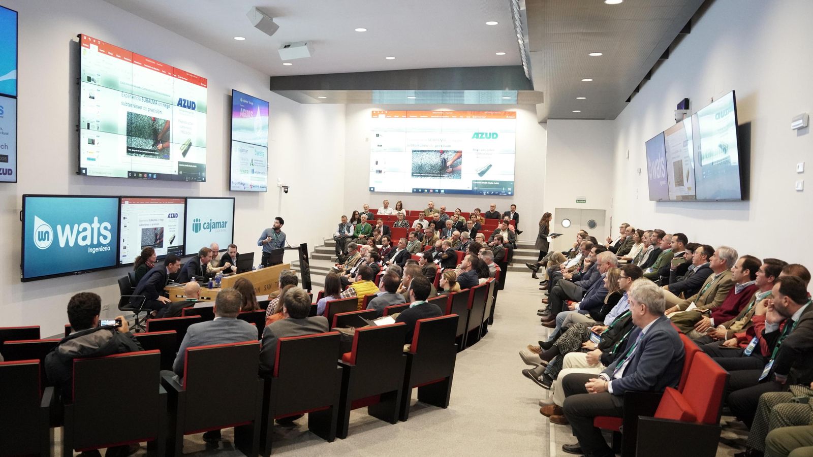 Cajamar es un aliado estratégico de nuestras empresas y de nuestros productores, tanto en el ámbito urbano como en el medio rural Cajamar es un aliado estratégico de nuestras empresas y de nuestros productores, tanto en el ámbito urbano como en el medio rural