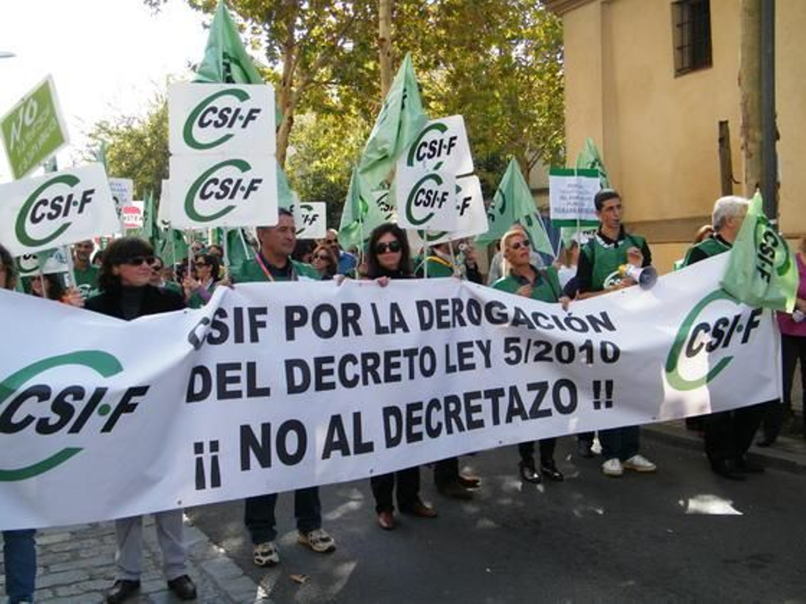 Miles de funcionarios se manifestaron desde la Alameda de Hércules hasta el Parlamento andaluz contra el decreto de la Junta bajo el lema 'Defiendo mi derecho y la gestión pública'.