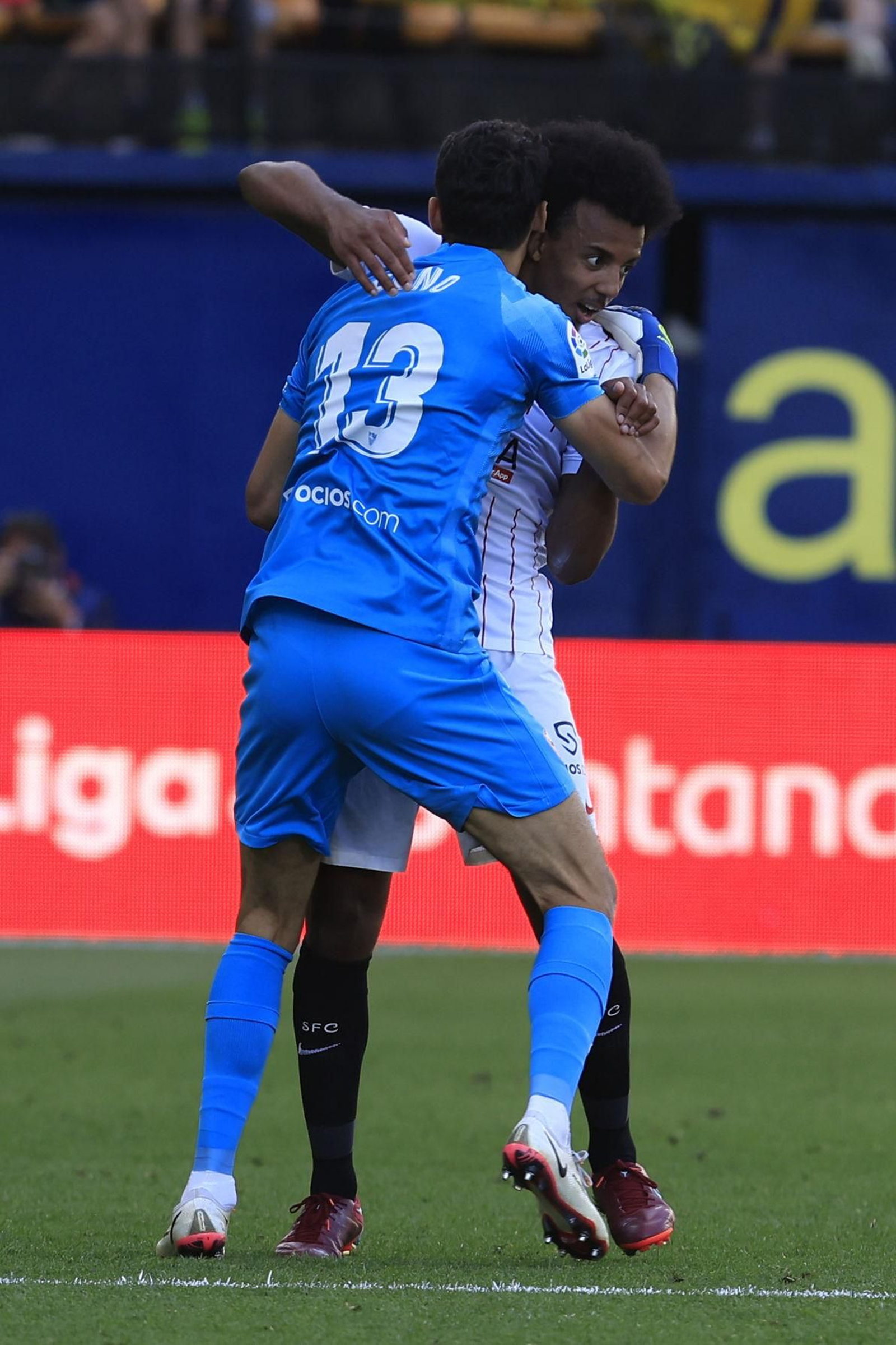 Bono, que subió a rematar el córner del empate, se abraza a Koundé, el autor del gol.