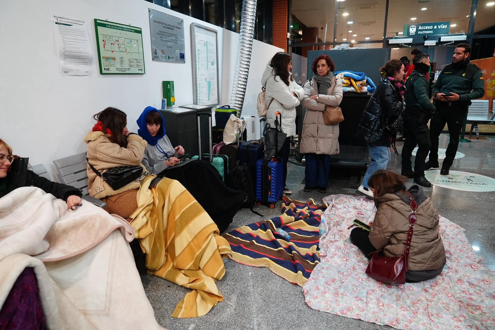 Pasajeros en la estación de Los Pedroches.