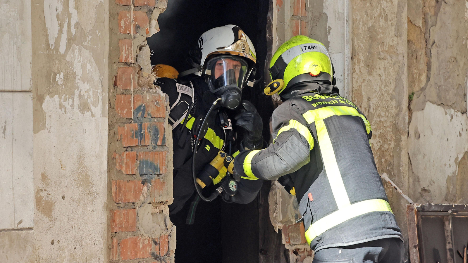 Los bomberos de Jerez intervienen en un incendio de un inmueble en calle Bizcocheros