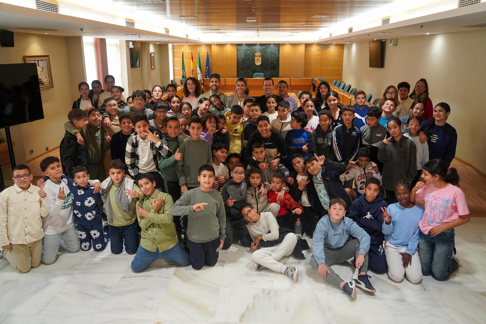 Los estudiantes de sexto de primaria del CEIP San Ignacio de Loyola en el Ayuntamiento.