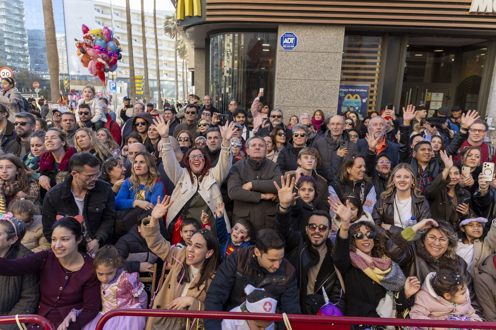 Las mejores imágenes de la Cabalgata del Carnaval de Cádiz 2026