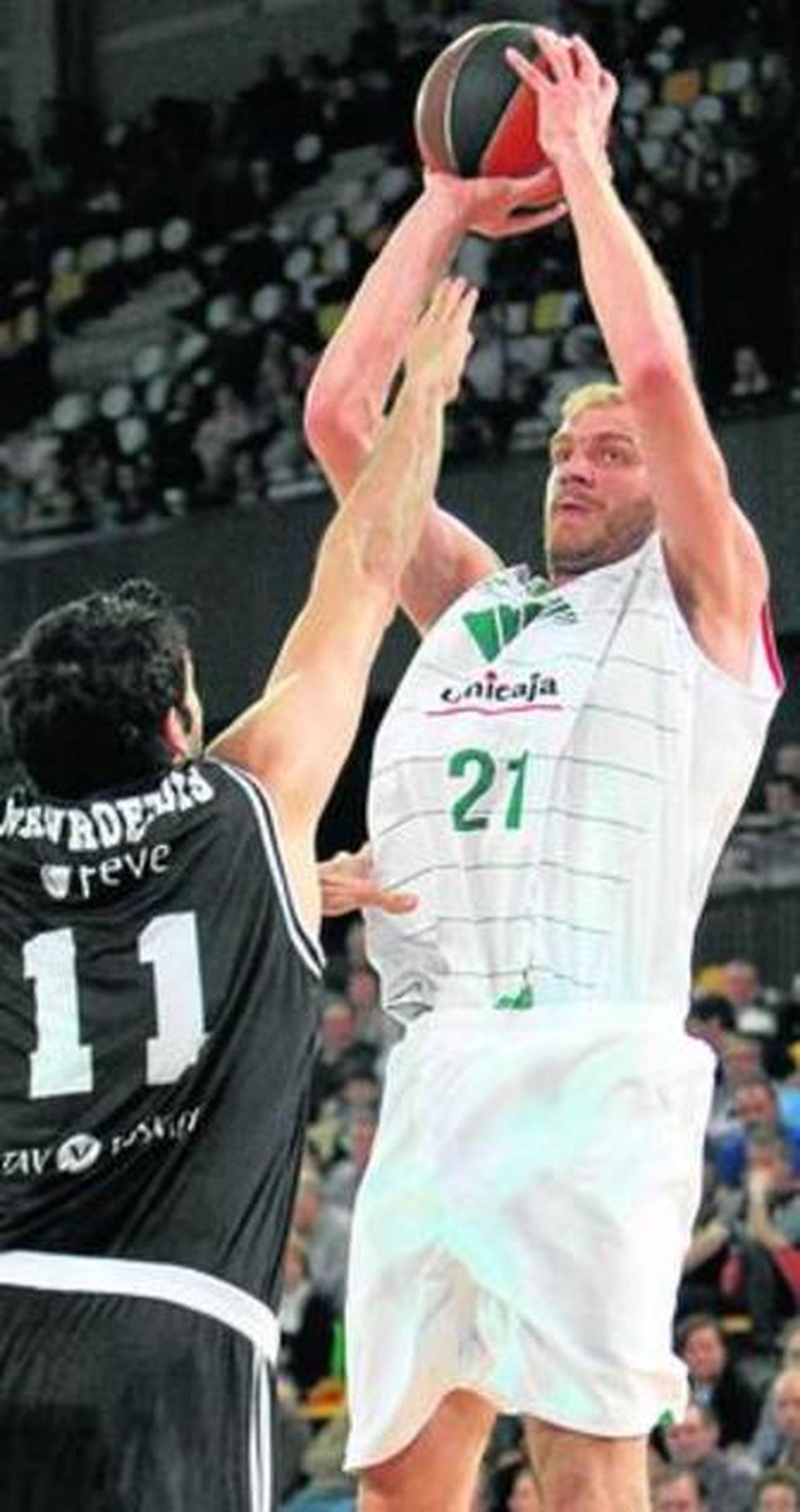 Luka Zoric lanza a canasta ante la oposición de Mavroeidis.