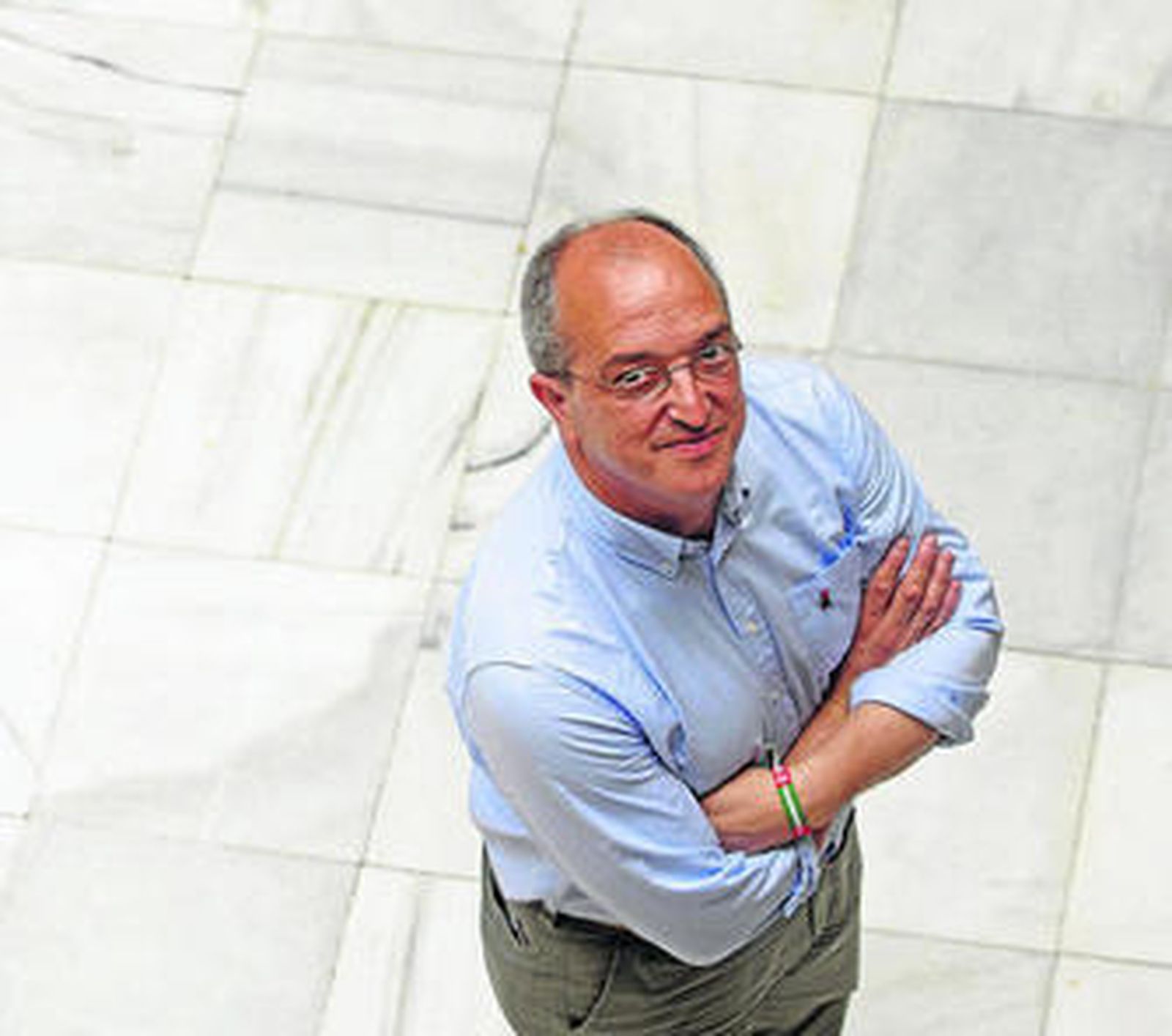 El candidato a la Alcaldía de Algeciras por el PSOE, Fernando Silva, en el edificio La Escuela.