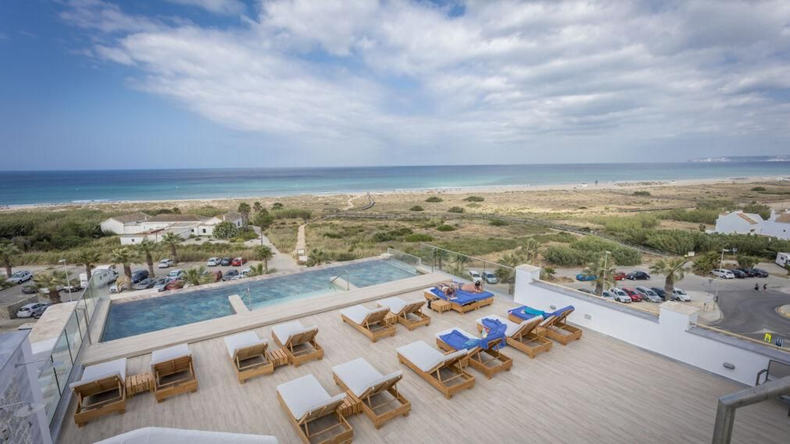 Piscina infinity en la terraza superior.