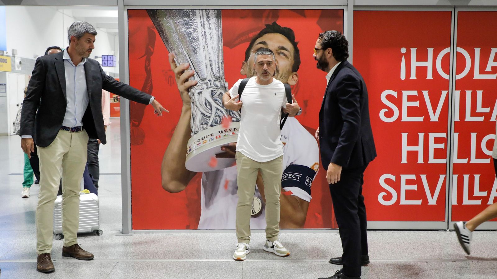 Víctor Orta recibe a García Pimienta en el aeropuerto de Sevilla.