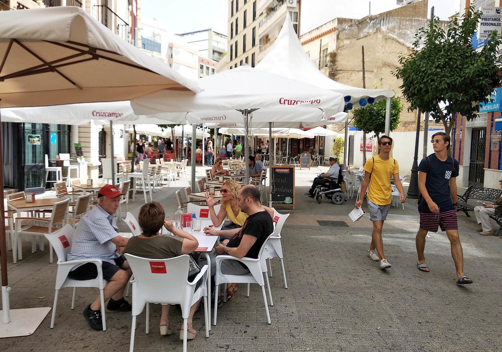 Imágenes de las Colombinas de día de la calle Marina