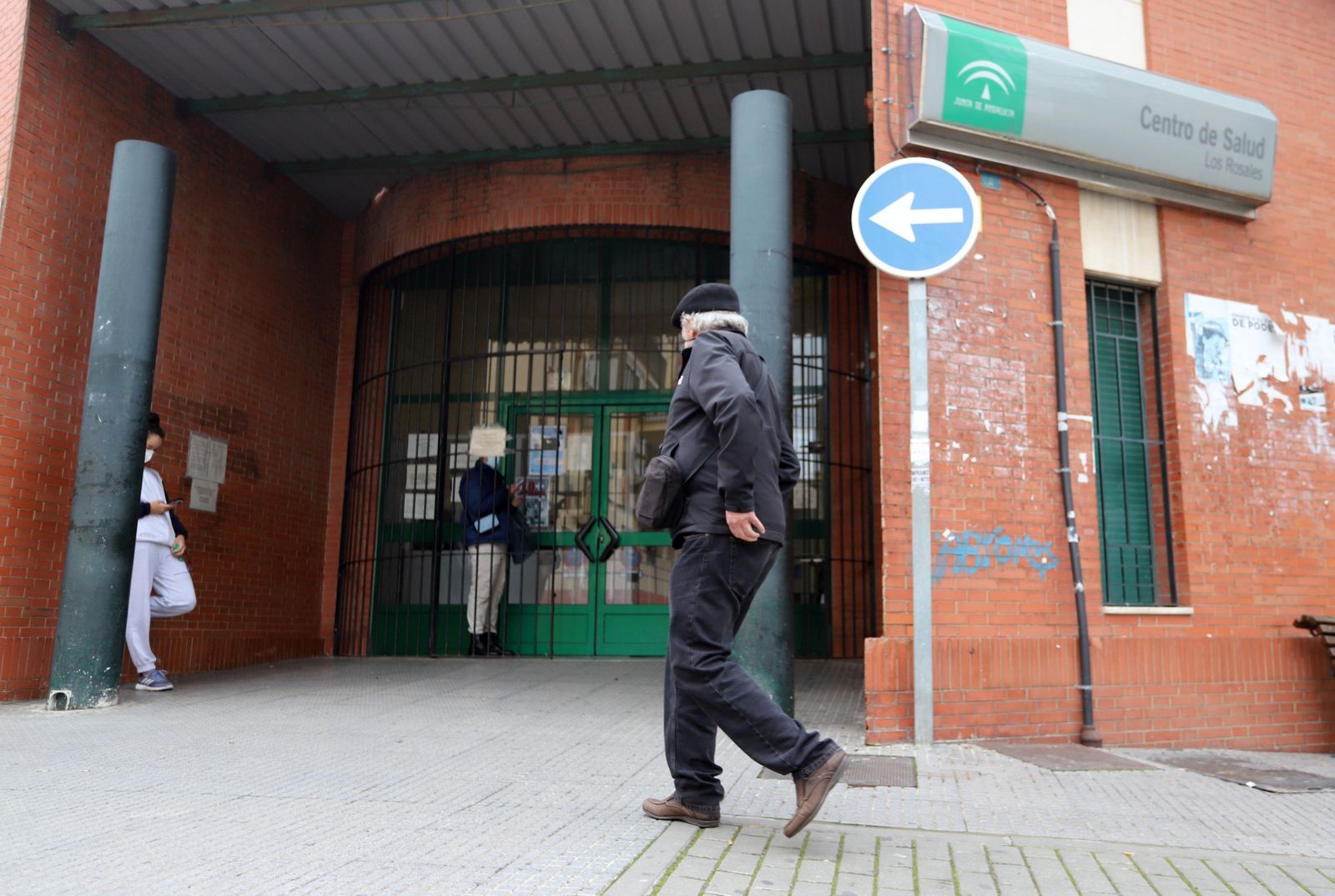 Un usuario accede al centro de salud Los Rosales.