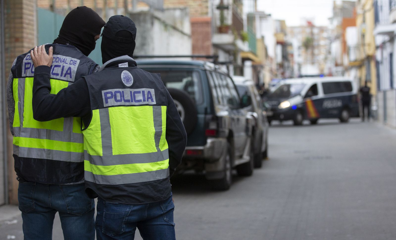 Dos policías nacionales dialogan durante la operación antiyihadista desarrollada en Sevilla el Miércoles Santo de 2019.