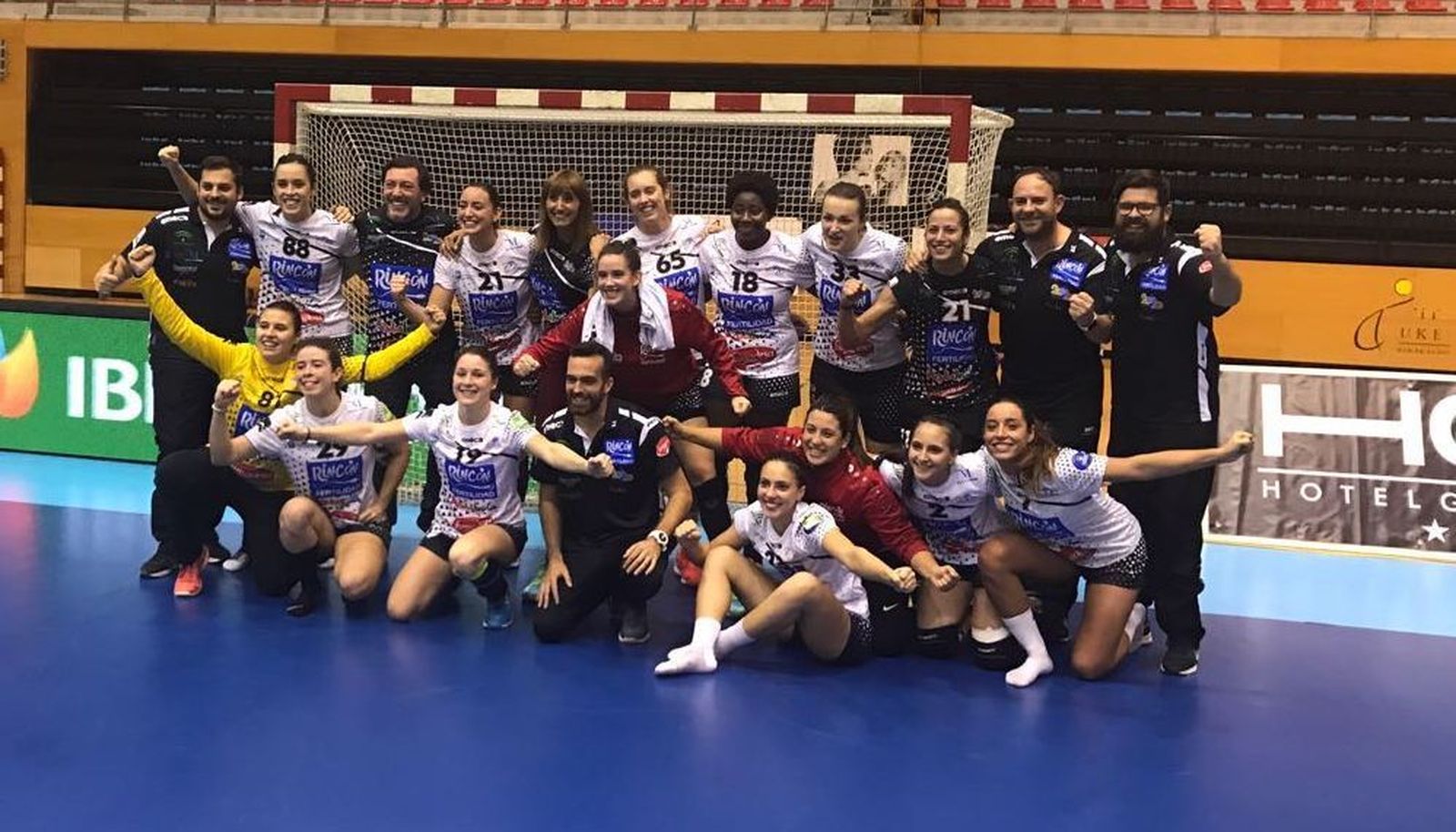 La plantilla del Rincón celebra tras el partido.