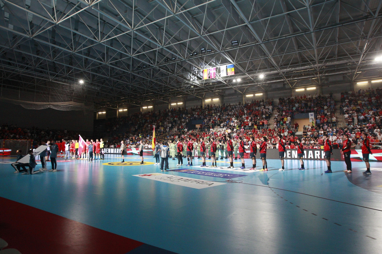 Imágenes del España-Dinamarca de la EHF Euro Cup de balonmano, en Almería