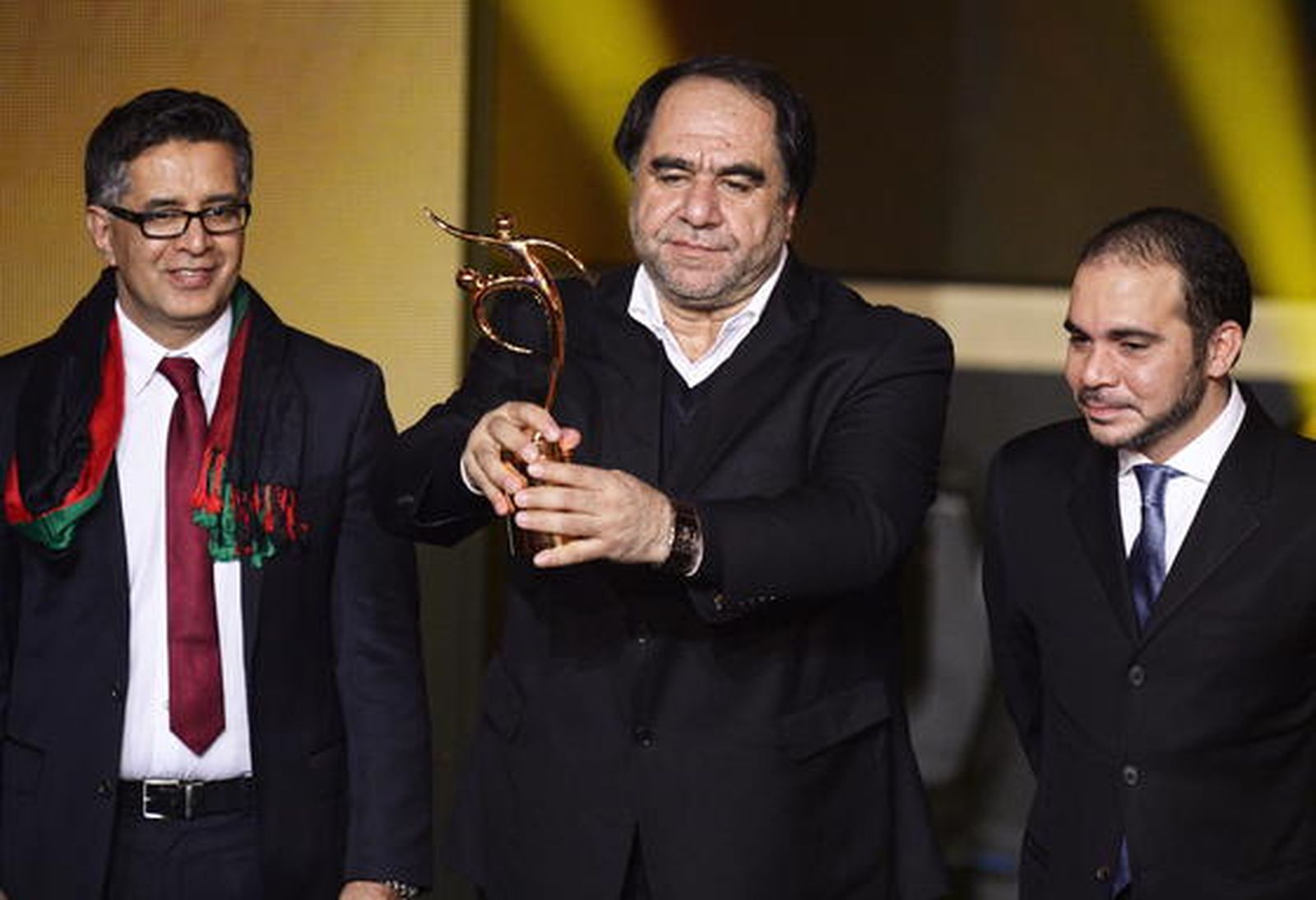 Karim Keramuddin  posa con el premio

Foto: EFE