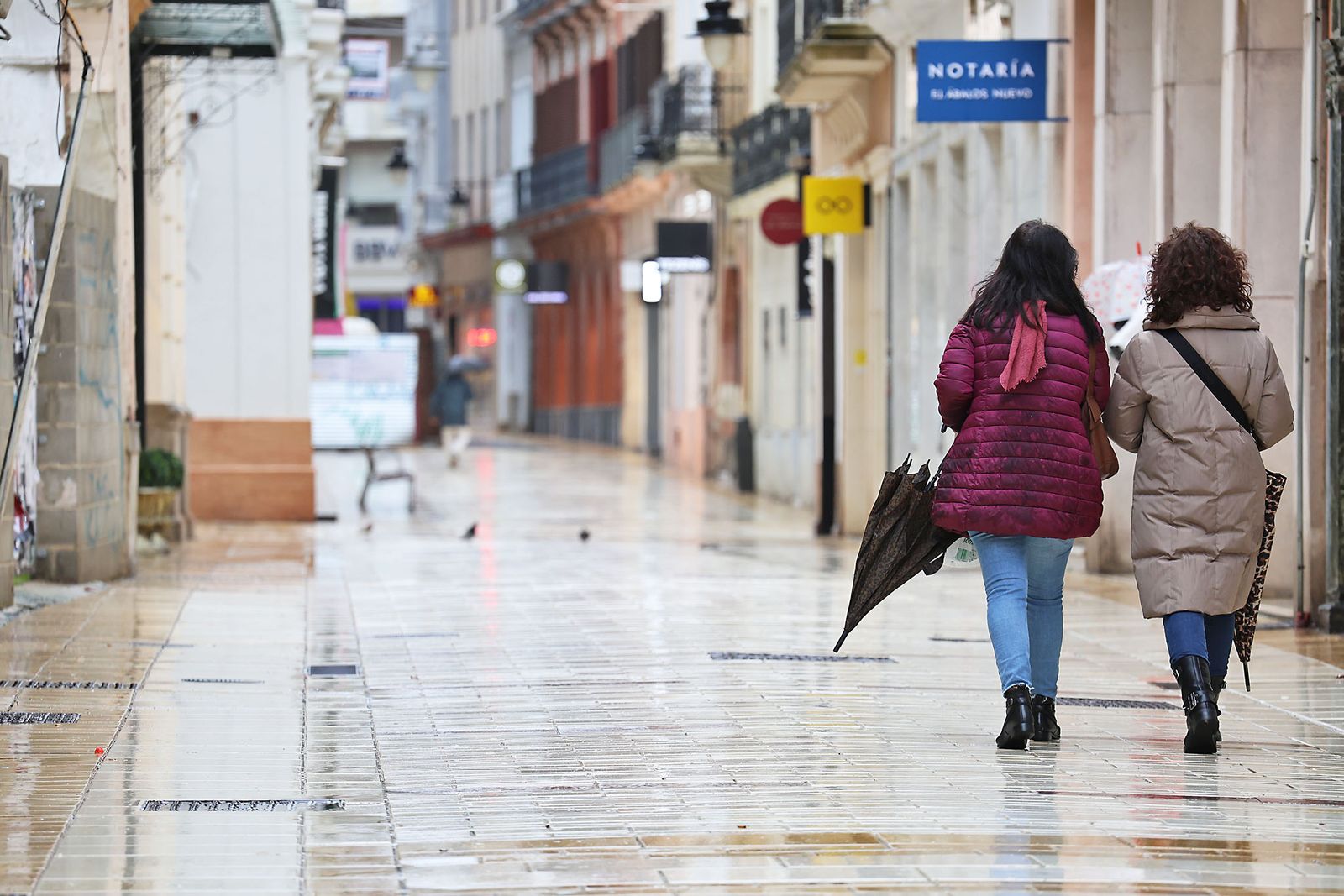 Intensas lluvias y calles desiertas en Huelva por la borrasca Marta