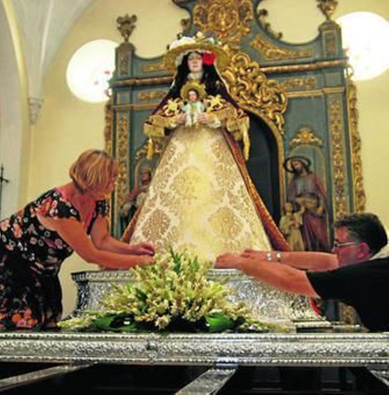 La Virgen del Rocío ya se encuentra vestida de pastora en San Joaquín.