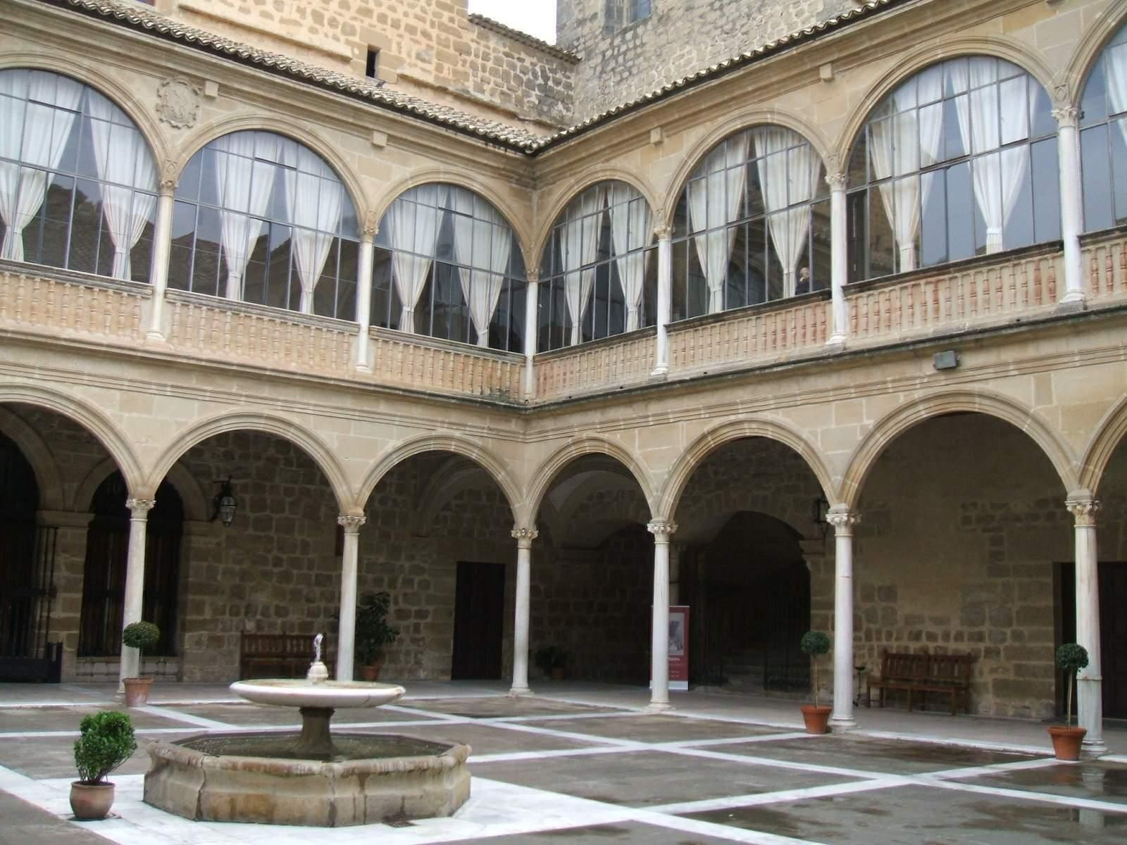 Es una de las visitas obligadas en Úbeda, ya que además acoge festivales, conciertos, exposiciones y otras actividades culturales. El Hospital de Santiago de Úbeda: un palacio lleno de cultura