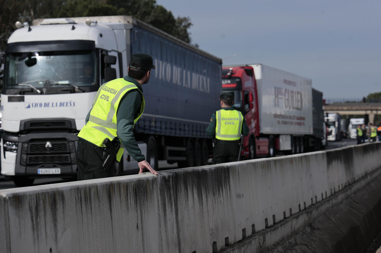 Las imágenes del corte de la A-49 por la protesta de los agricultores
