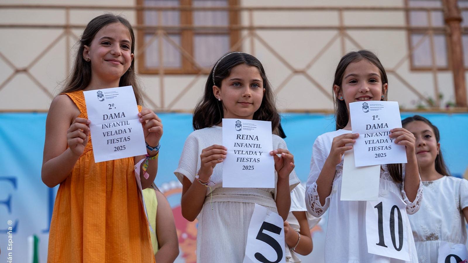 La reina infantil, Carla Mateos Rubiales, en el centro junto a la primera y segunda dama.