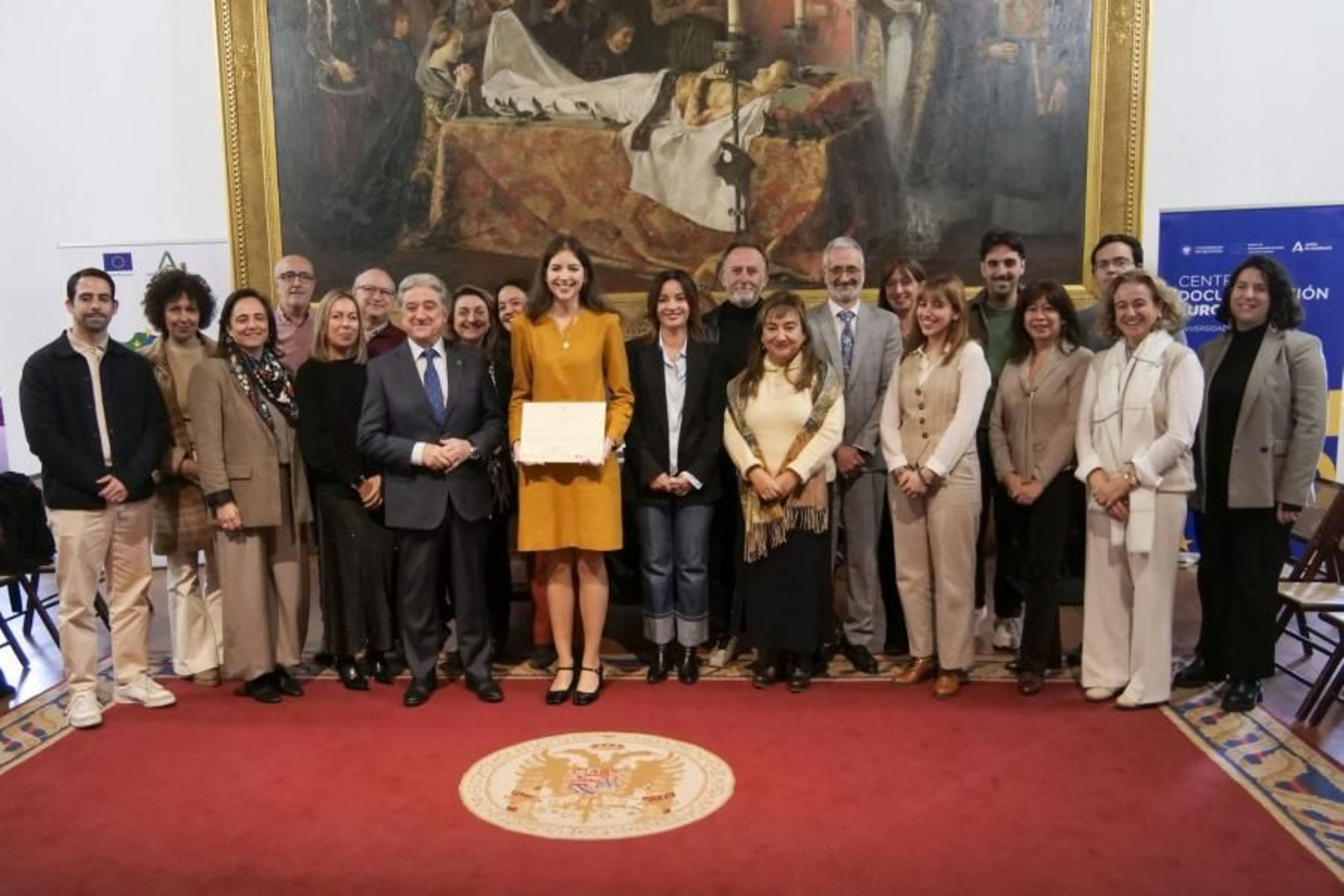 María Montes, en el centro, junto a las autoridades académicas.