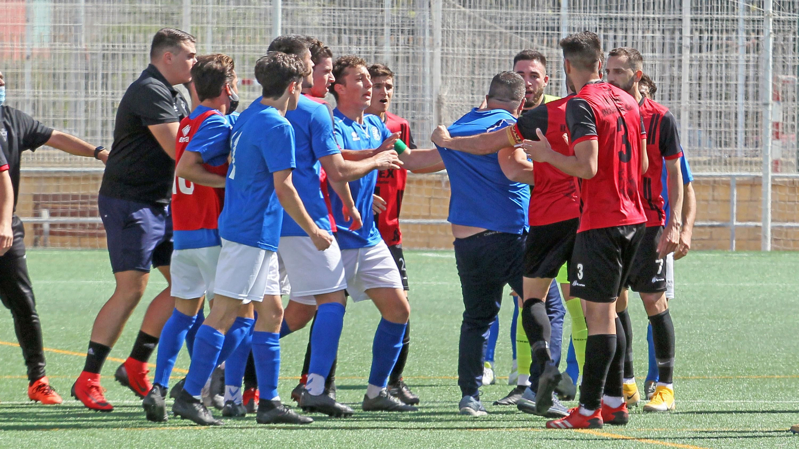 Bronca en La Granja entre Xerez DFC B y el Chiclana Industrial CF Bronca en La Granja entre Xerez DFC B y el Chiclana Industrial CF