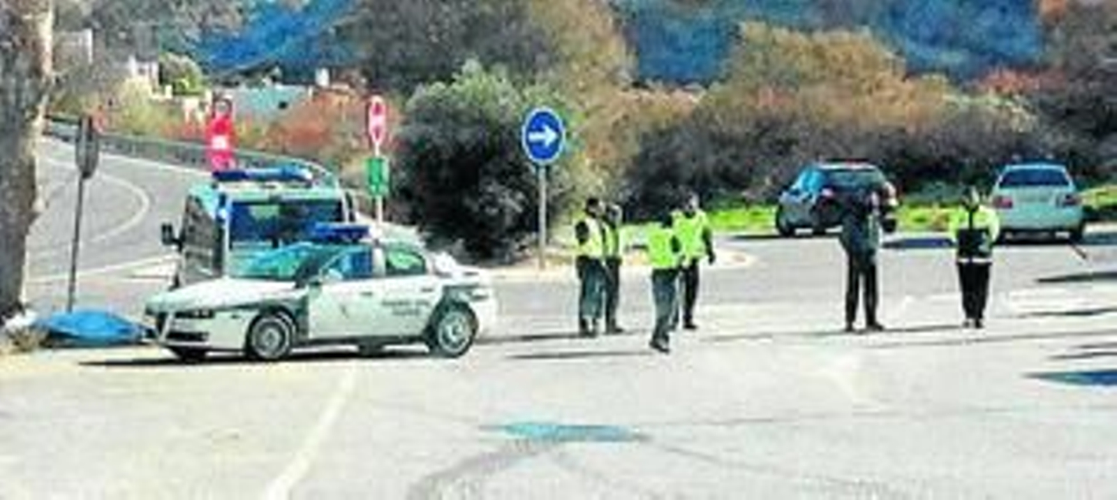 A la izquierda el cuerpo del joven cubierto con una sábana.