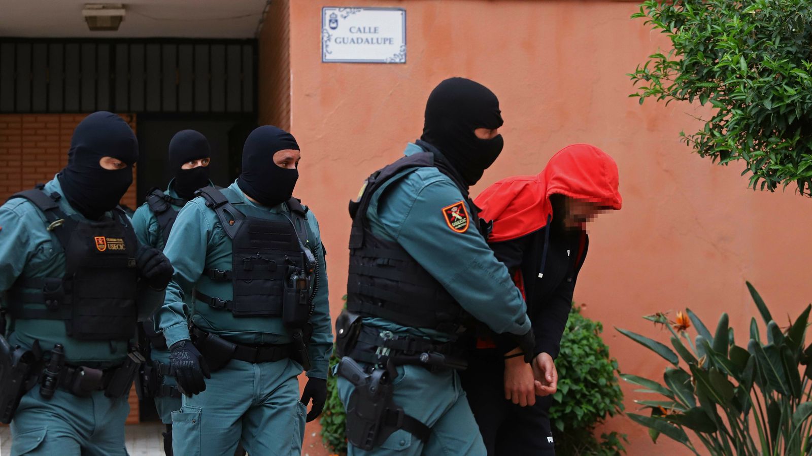 Fotos del registro de la Guardia Civil en la calle Guadalupe de La Línea