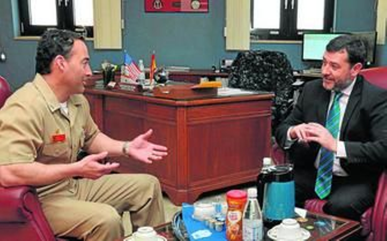 El alcalde, Alfonso Candón, con el capitán americano de la Base de Rota, Greg S.Pekari.