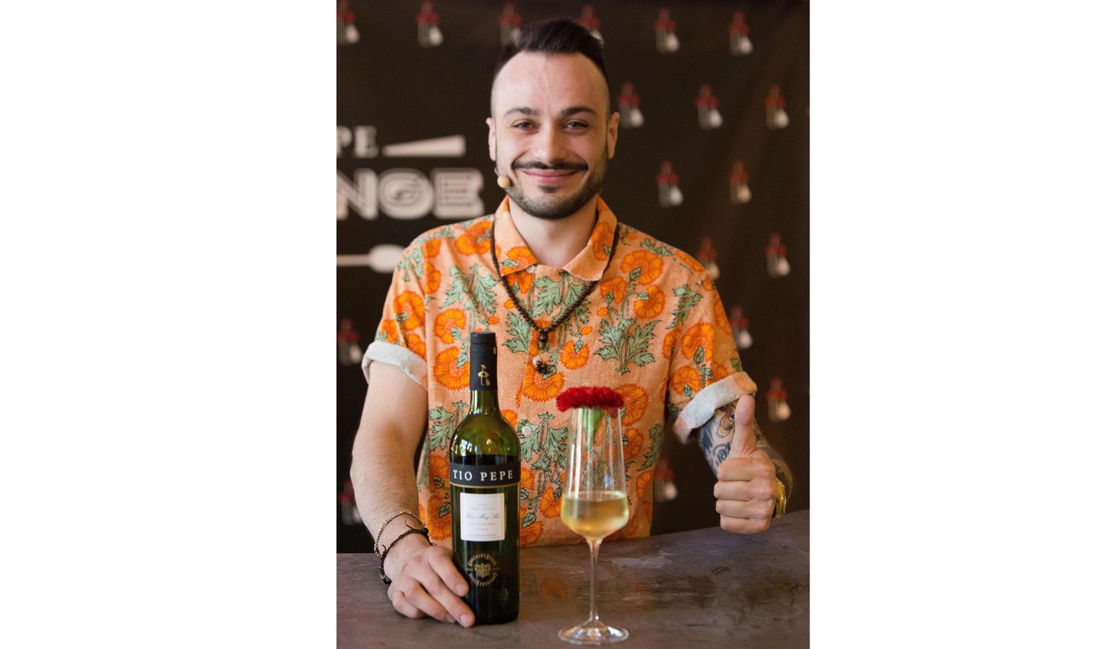 El barman italiano Marco Masieri con 'El Beso de la Flaca', el cocktail ganador.