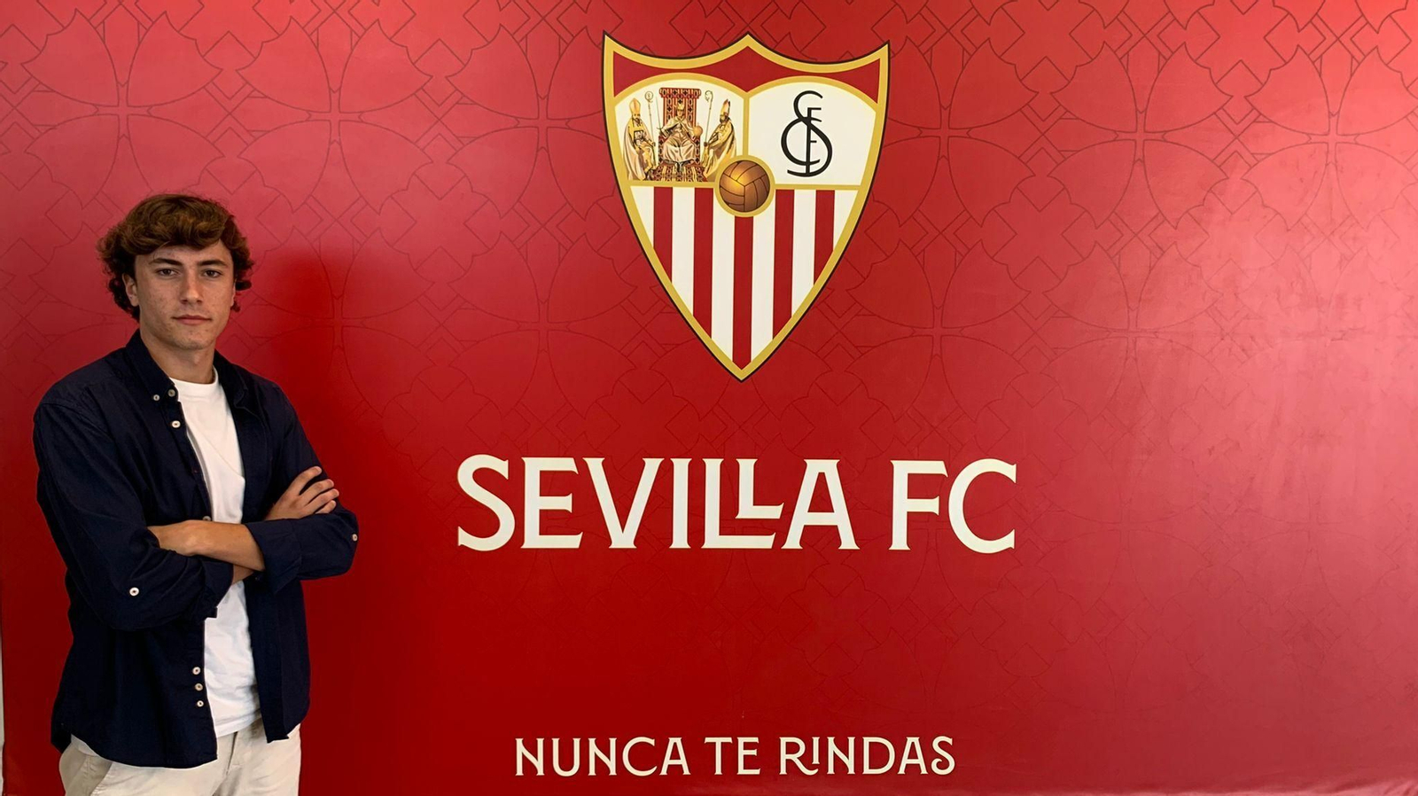 El defensa Hormigo posa tras renovar su contrato como sevillista.