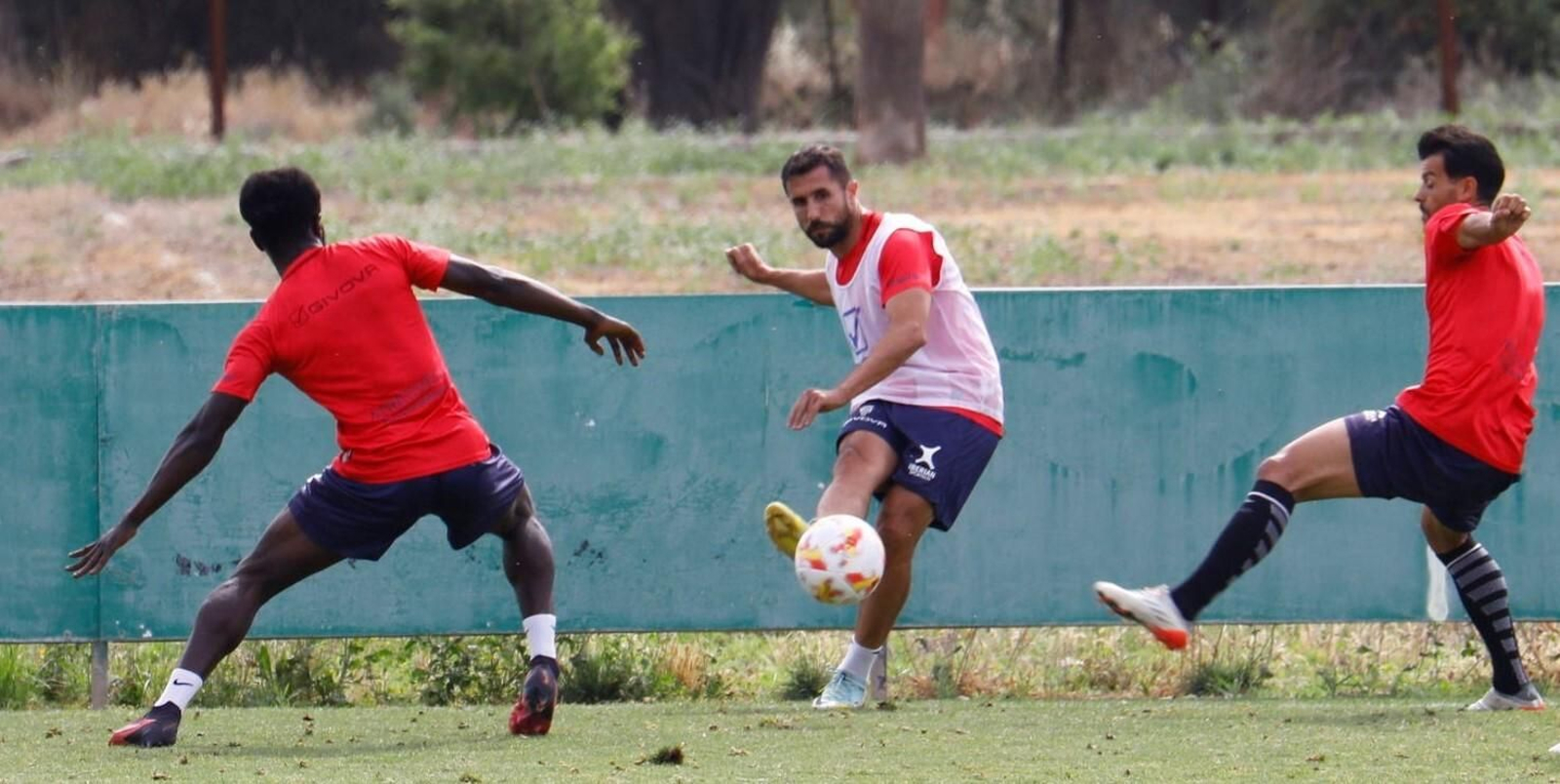 Canario golpe el balón en el entrenamiento del Córdoba CF de este miércoles.