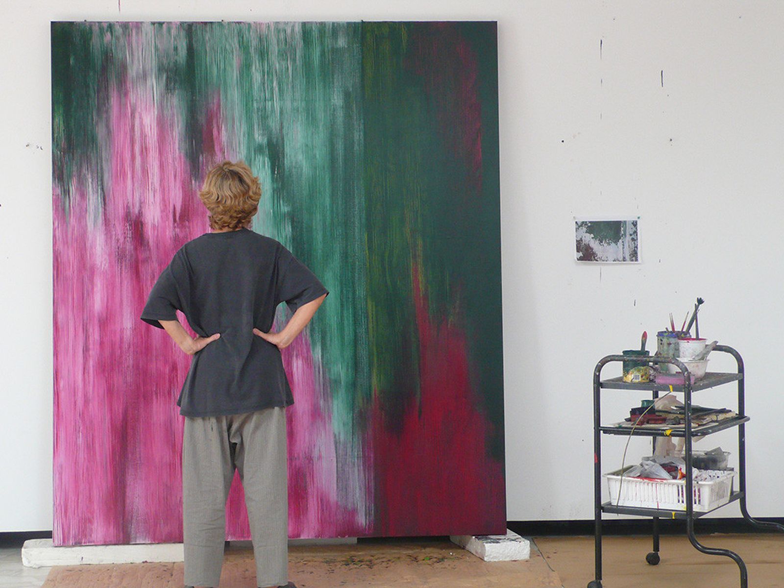 Soledad Sevilla durante su proceso creativo