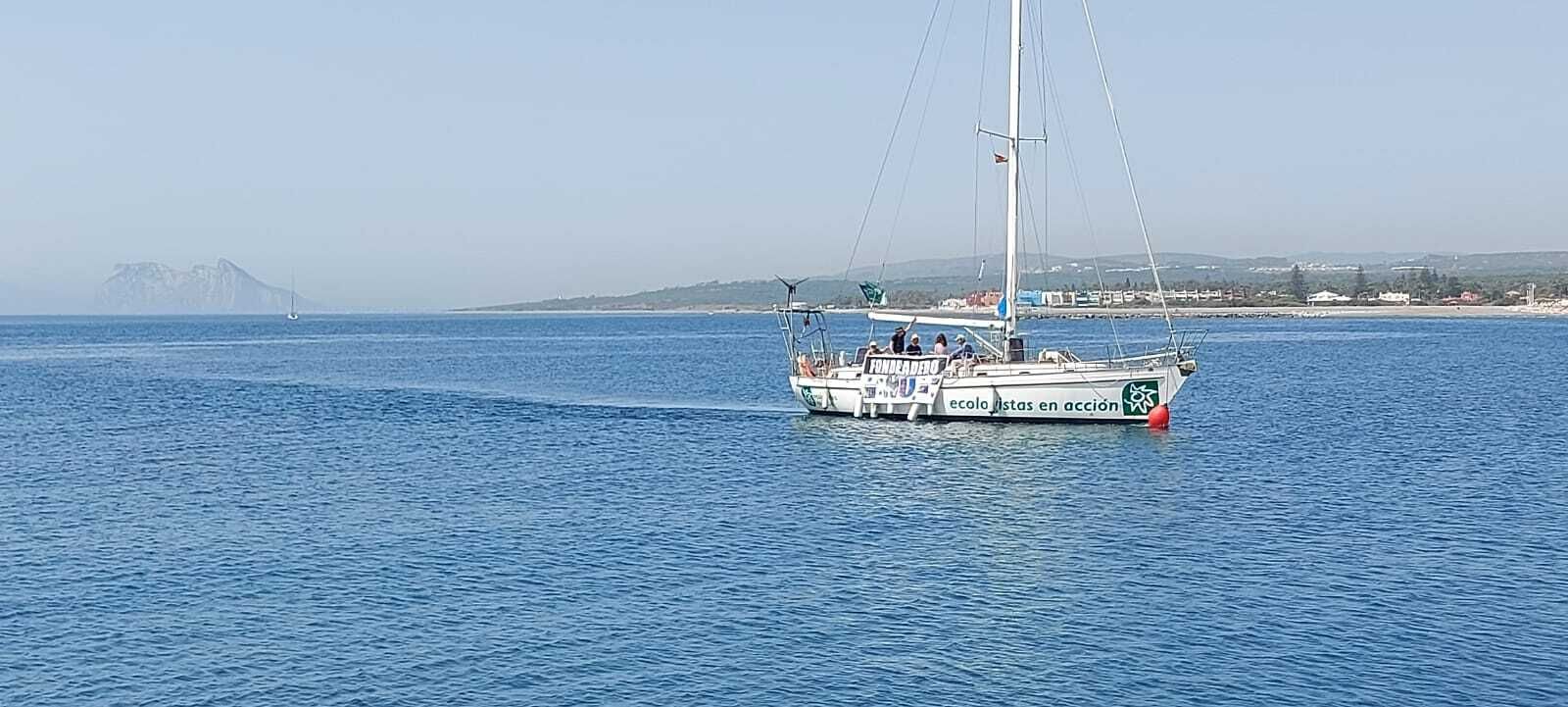 El velero 'Diosa Maat' con voluntarios ecologistas del Campo de Gibraltar y de Granada.