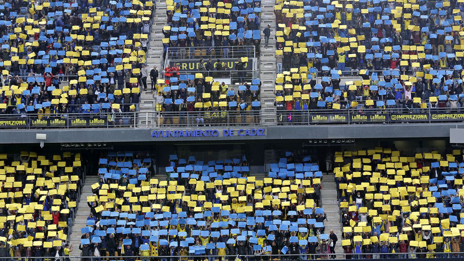 Aficionados del Cádiz en un partido en el estadio actual.