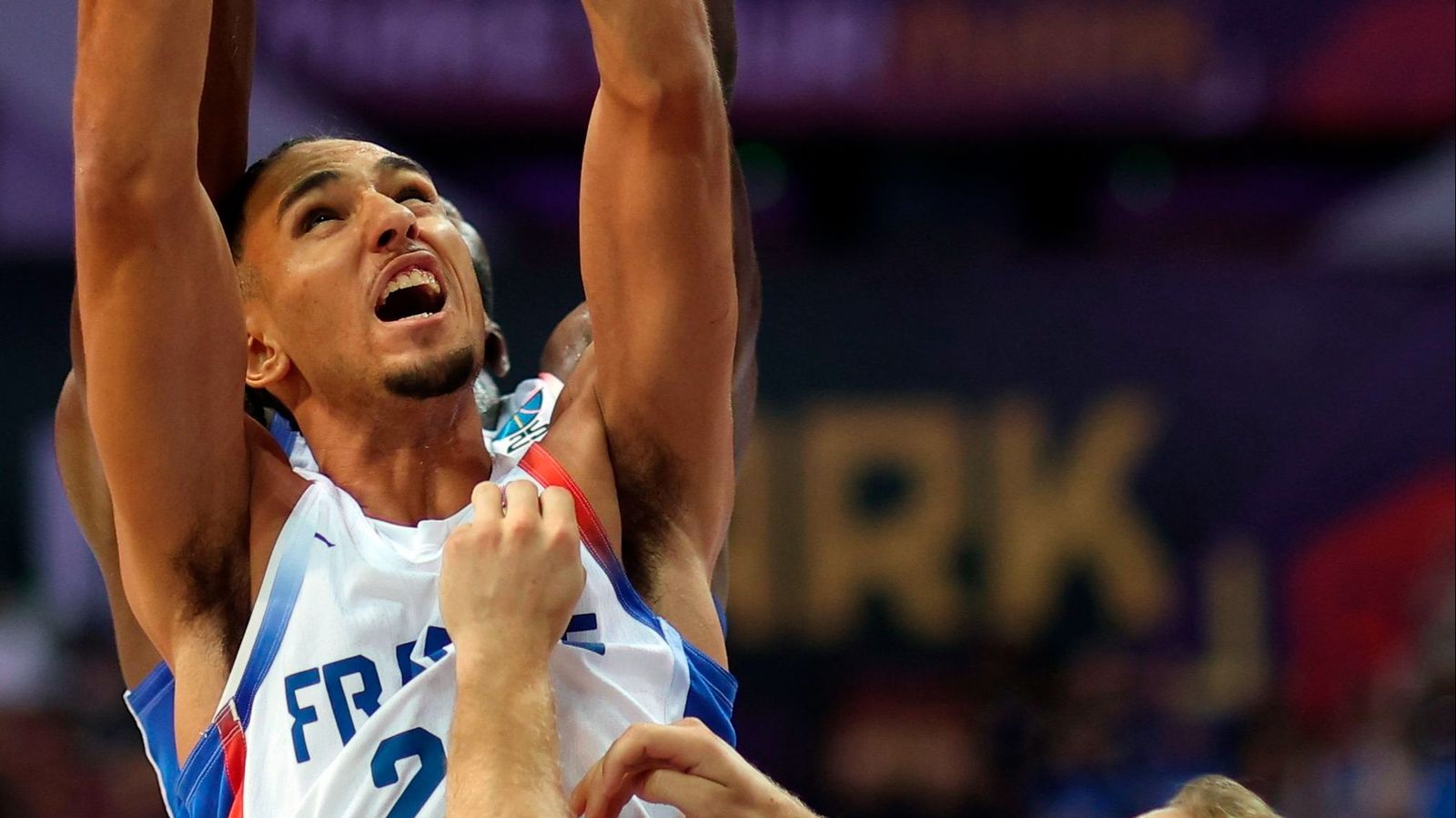 Risacher captura un rebote.