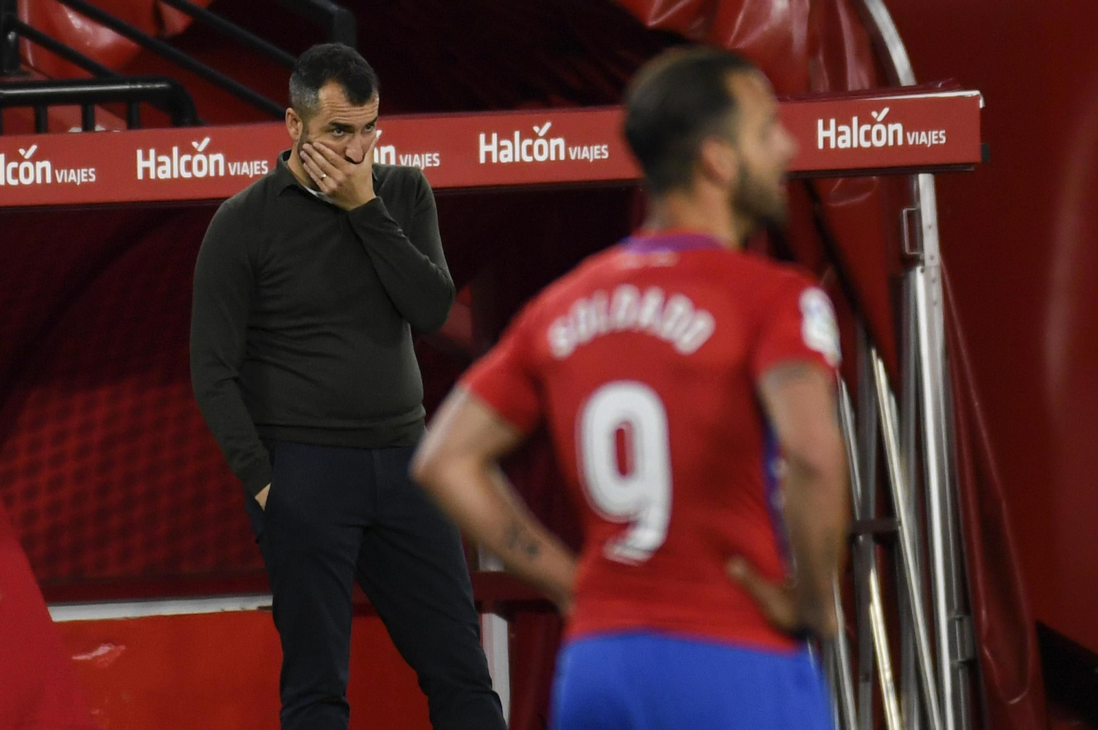 Diego Martínez no pierde detalla a lo que ocurre sobre el campo.