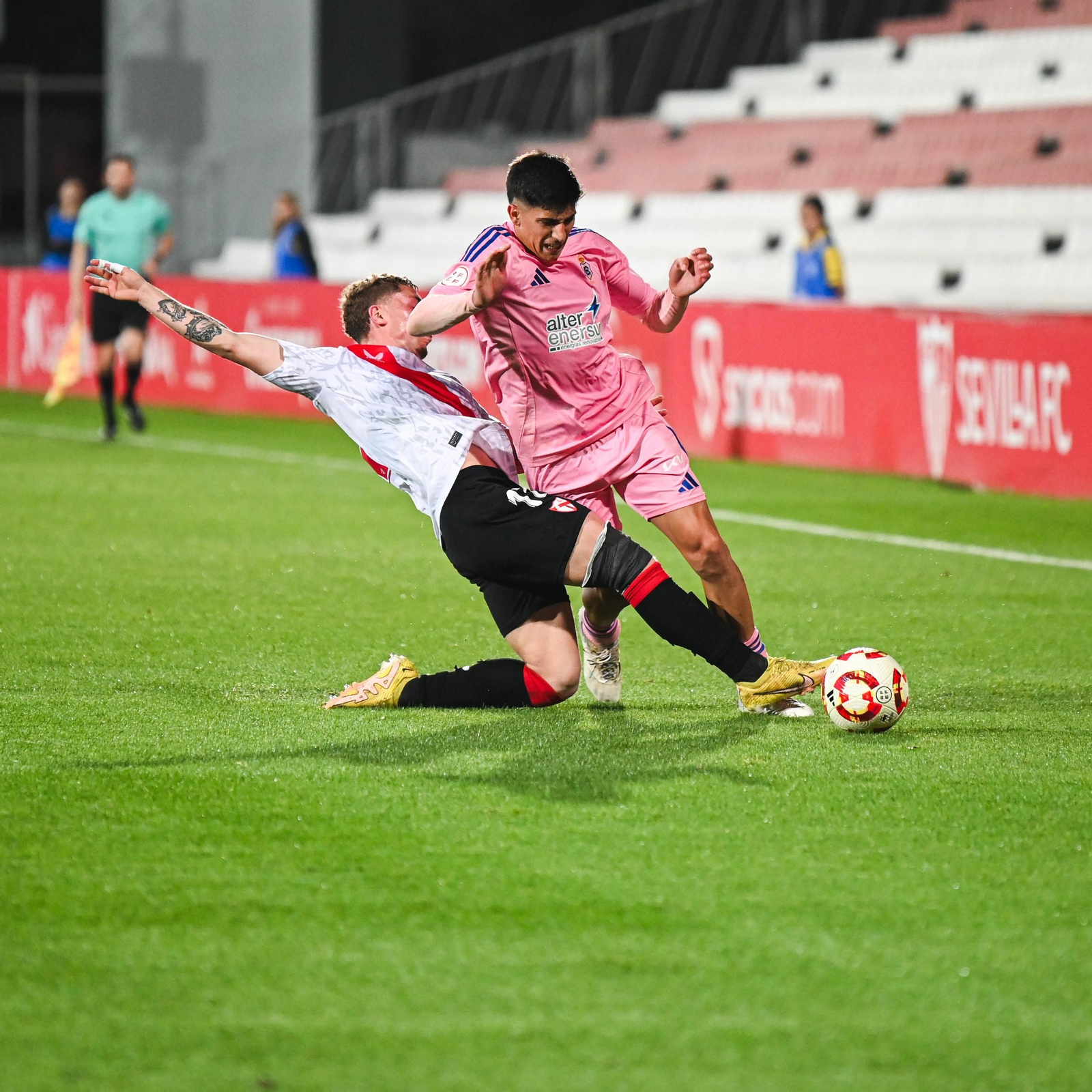 Pascual corta la trayectoria a Paolo que conduce el balón.
