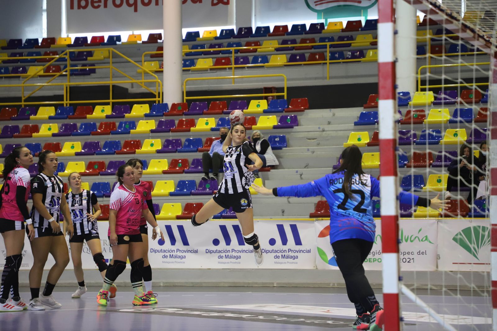 Paula Cabello lanza desde el extremo.